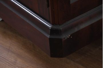 中古　美品　桜材　国産職人手作り家具　和風モダン　作りの良い三面ガラスの食器棚(収納棚、戸棚、カップボード、飾り棚、コレクションケース、ディスプレイケース、キャビネット)(R-082467)