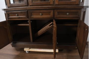 中古　美品　KOSUGA(コスガ)　リージェントハウスシリーズ　上品な佇まいの二段重ねキャビネット(食器棚、キュリオケース、カップボード、飾り棚、戸棚、収納棚)(定価約44万円)(R-082468)