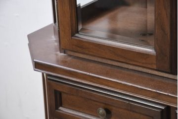 中古　美品　KOSUGA(コスガ)　リージェントハウスシリーズ　上品な佇まいの二段重ねキャビネット(食器棚、キュリオケース、カップボード、飾り棚、戸棚、収納棚)(定価約44万円)(R-082468)