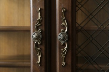 中古　美品　KOSUGA(コスガ)　リージェントハウスシリーズ　上品な佇まいの二段重ねキャビネット(食器棚、キュリオケース、カップボード、飾り棚、戸棚、収納棚)(定価約44万円)(R-082468)