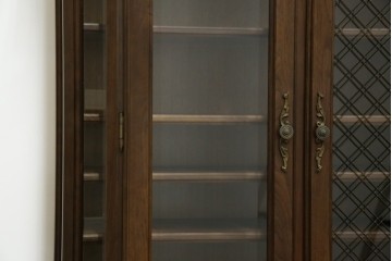 中古　美品　KOSUGA(コスガ)　リージェントハウスシリーズ　上品な佇まいの二段重ねキャビネット(食器棚、キュリオケース、カップボード、飾り棚、戸棚、収納棚)(定価約44万円)(R-082468)