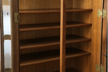 中古　美品　KOSUGA(コスガ)　リージェントハウスシリーズ　上品な佇まいの二段重ねキャビネット(食器棚、キュリオケース、カップボード、飾り棚、戸棚、収納棚)(定価約44万円)(R-082468)