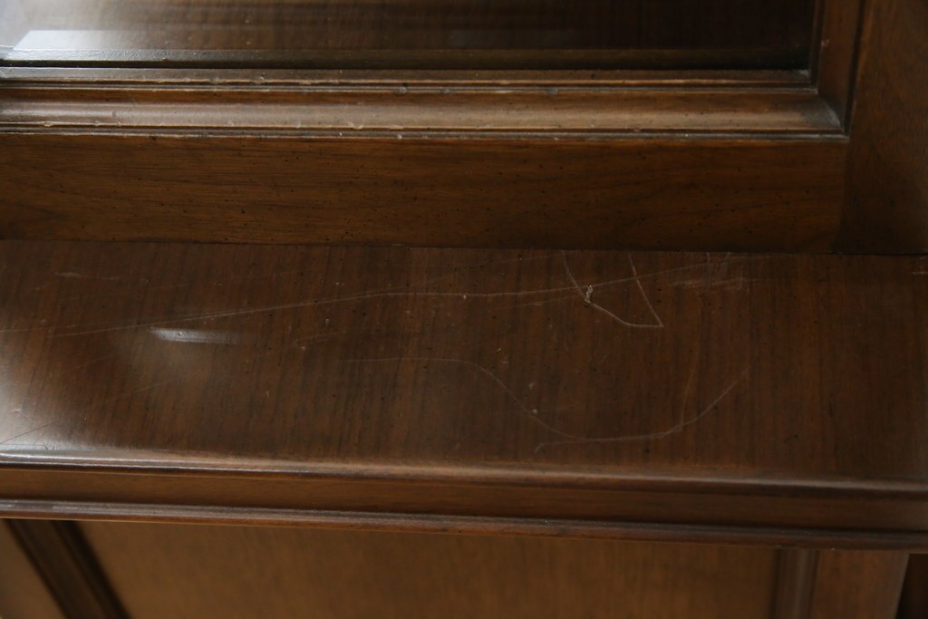 中古　美品　KOSUGA(コスガ)　リージェントハウスシリーズ　上品な佇まいの二段重ねキャビネット(食器棚、キュリオケース、カップボード、飾り棚、戸棚、収納棚)(定価約44万円)(R-082468)