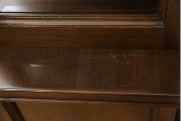 中古　美品　KOSUGA(コスガ)　リージェントハウスシリーズ　上品な佇まいの二段重ねキャビネット(食器棚、キュリオケース、カップボード、飾り棚、戸棚、収納棚)(定価約44万円)(R-082468)