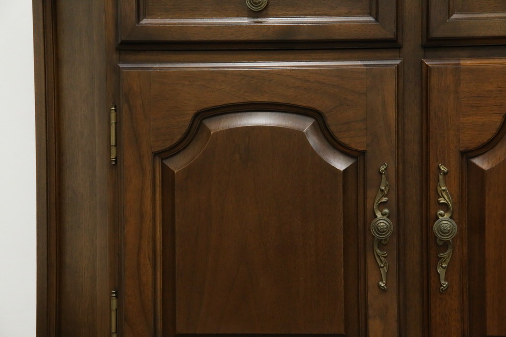 中古　美品　KOSUGA(コスガ)　リージェントハウスシリーズ　上品な佇まいの二段重ねキャビネット(食器棚、キュリオケース、カップボード、飾り棚、戸棚、収納棚)(定価約44万円)(R-082468)