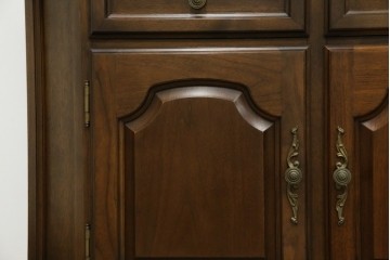 中古　美品　KOSUGA(コスガ)　リージェントハウスシリーズ　上品な佇まいの二段重ねキャビネット(食器棚、キュリオケース、カップボード、飾り棚、戸棚、収納棚)(定価約44万円)(R-082468)