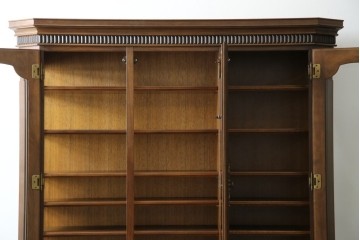 中古　美品　KOSUGA(コスガ)　リージェントハウスシリーズ　上品な佇まいの二段重ねキャビネット(食器棚、キュリオケース、カップボード、飾り棚、戸棚、収納棚)(定価約44万円)(R-082468)