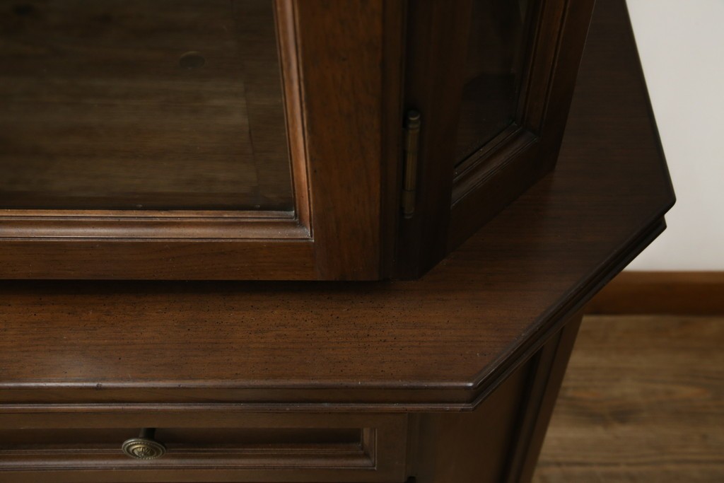 中古　美品　KOSUGA(コスガ)　リージェントハウスシリーズ　上品な佇まいの二段重ねキャビネット(食器棚、キュリオケース、カップボード、飾り棚、戸棚、収納棚)(定価約44万円)(R-082468)