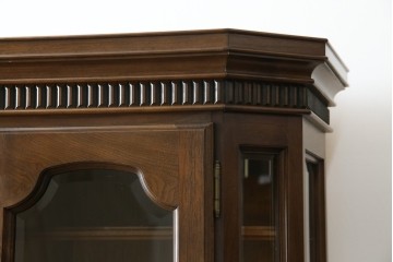 中古　美品　KOSUGA(コスガ)　リージェントハウスシリーズ　上品な佇まいの二段重ねキャビネット(食器棚、キュリオケース、カップボード、飾り棚、戸棚、収納棚)(定価約44万円)(R-082468)