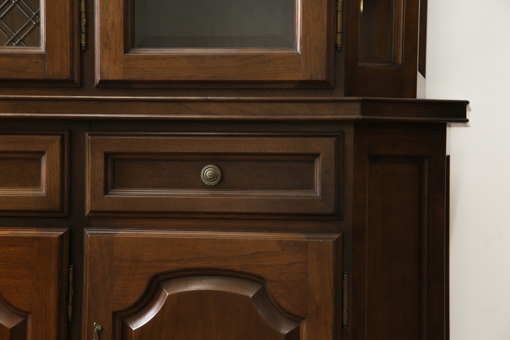 中古　美品　KOSUGA(コスガ)　リージェントハウスシリーズ　上品な佇まいの二段重ねキャビネット(食器棚、キュリオケース、カップボード、飾り棚、戸棚、収納棚)(定価約44万円)(R-082468)