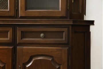 中古　美品　KOSUGA(コスガ)　リージェントハウスシリーズ　上品な佇まいの二段重ねキャビネット(食器棚、キュリオケース、カップボード、飾り棚、戸棚、収納棚)(定価約44万円)(R-082468)