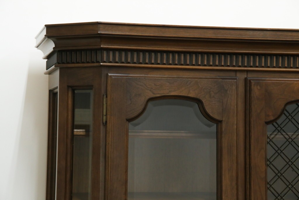 中古　美品　KOSUGA(コスガ)　リージェントハウスシリーズ　上品な佇まいの二段重ねキャビネット(食器棚、キュリオケース、カップボード、飾り棚、戸棚、収納棚)(定価約44万円)(R-082468)