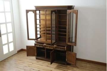 中古　美品　KOSUGA(コスガ)　リージェントハウスシリーズ　上品な佇まいの二段重ねキャビネット(食器棚、キュリオケース、カップボード、飾り棚、戸棚、収納棚)(定価約44万円)(R-082468)