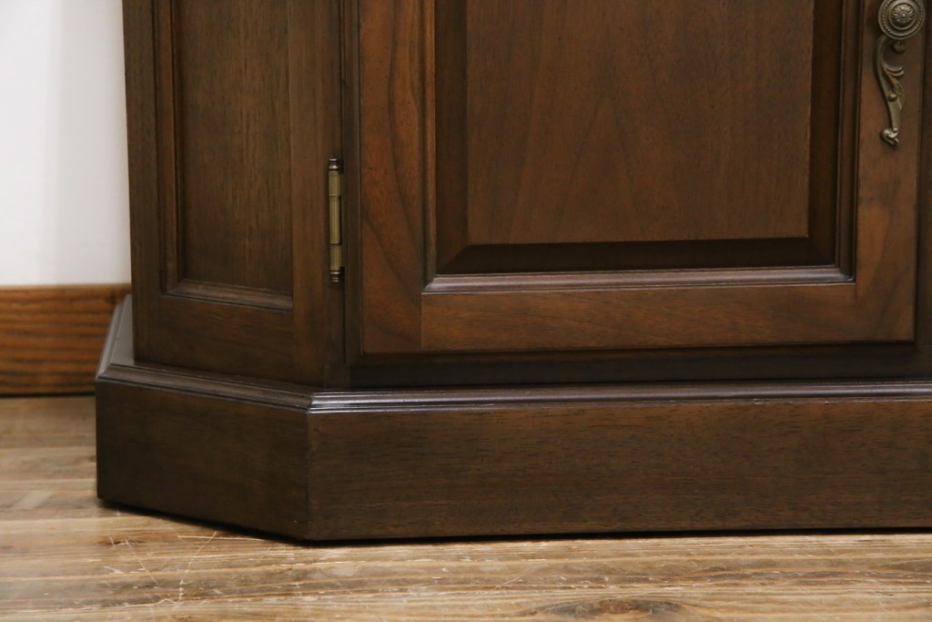 中古　美品　KOSUGA(コスガ)　リージェントハウスシリーズ　上品な佇まいの二段重ねキャビネット(食器棚、キュリオケース、カップボード、飾り棚、戸棚、収納棚)(定価約44万円)(R-082468)