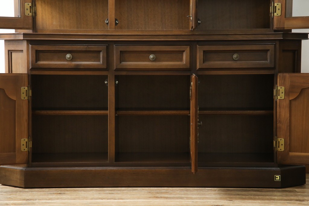 中古　美品　KOSUGA(コスガ)　リージェントハウスシリーズ　上品な佇まいの二段重ねキャビネット(食器棚、キュリオケース、カップボード、飾り棚、戸棚、収納棚)(定価約44万円)(R-082468)