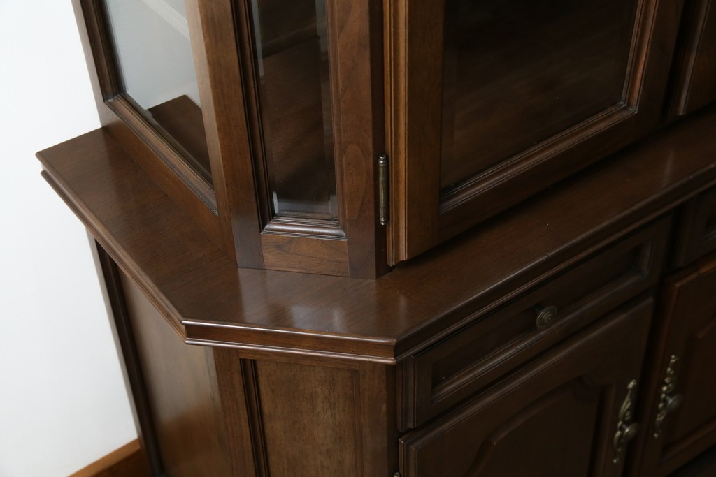 中古　美品　KOSUGA(コスガ)　リージェントハウスシリーズ　上品な佇まいの二段重ねキャビネット(食器棚、キュリオケース、カップボード、飾り棚、戸棚、収納棚)(定価約44万円)(R-082468)