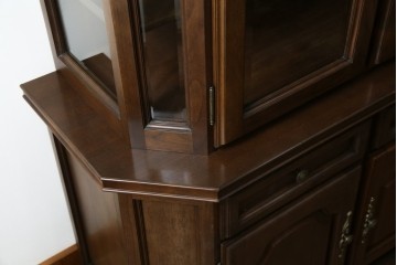 中古　美品　KOSUGA(コスガ)　リージェントハウスシリーズ　上品な佇まいの二段重ねキャビネット(食器棚、キュリオケース、カップボード、飾り棚、戸棚、収納棚)(定価約44万円)(R-082468)