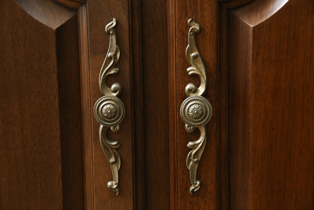 中古　美品　KOSUGA(コスガ)　リージェントハウスシリーズ　上品な佇まいの二段重ねキャビネット(食器棚、キュリオケース、カップボード、飾り棚、戸棚、収納棚)(定価約44万円)(R-082468)