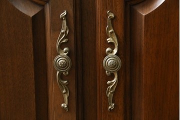 中古　美品　KOSUGA(コスガ)　リージェントハウスシリーズ　上品な佇まいの二段重ねキャビネット(食器棚、キュリオケース、カップボード、飾り棚、戸棚、収納棚)(定価約44万円)(R-082468)