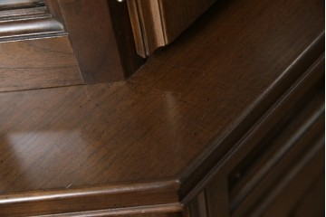 中古　美品　KOSUGA(コスガ)　リージェントハウスシリーズ　上品な佇まいの二段重ねキャビネット(食器棚、キュリオケース、カップボード、飾り棚、戸棚、収納棚)(定価約44万円)(R-082468)