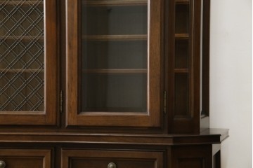 中古　美品　KOSUGA(コスガ)　リージェントハウスシリーズ　上品な佇まいの二段重ねキャビネット(食器棚、キュリオケース、カップボード、飾り棚、戸棚、収納棚)(定価約44万円)(R-082468)