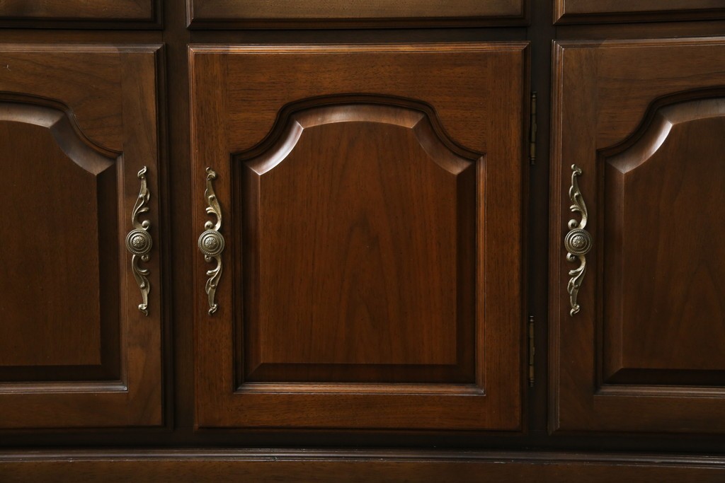 中古　美品　KOSUGA(コスガ)　リージェントハウスシリーズ　上品な佇まいの二段重ねキャビネット(食器棚、キュリオケース、カップボード、飾り棚、戸棚、収納棚)(定価約44万円)(R-082468)