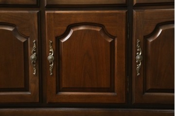 中古　美品　KOSUGA(コスガ)　リージェントハウスシリーズ　上品な佇まいの二段重ねキャビネット(食器棚、キュリオケース、カップボード、飾り棚、戸棚、収納棚)(定価約44万円)(R-082468)