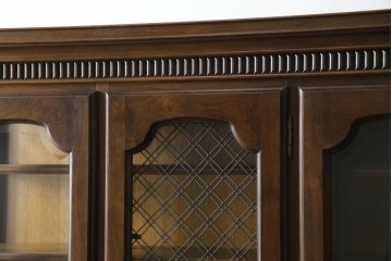 中古　美品　KOSUGA(コスガ)　リージェントハウスシリーズ　上品な佇まいの二段重ねキャビネット(食器棚、キュリオケース、カップボード、飾り棚、戸棚、収納棚)(定価約44万円)(R-082468)