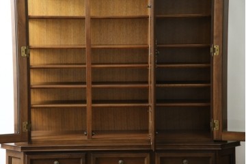 中古　美品　KOSUGA(コスガ)　リージェントハウスシリーズ　上品な佇まいの二段重ねキャビネット(食器棚、キュリオケース、カップボード、飾り棚、戸棚、収納棚)(定価約44万円)(R-082468)