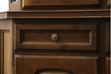 中古　美品　KOSUGA(コスガ)　リージェントハウスシリーズ　上品な佇まいの二段重ねキャビネット(食器棚、キュリオケース、カップボード、飾り棚、戸棚、収納棚)(定価約44万円)(R-082468)