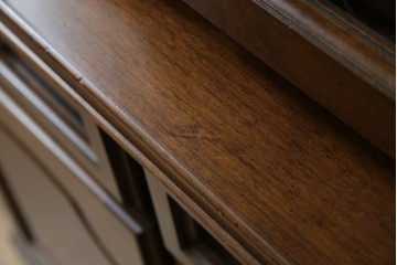 中古　美品　KOSUGA(コスガ)　リージェントハウスシリーズ　上品な佇まいの二段重ねキャビネット(食器棚、キュリオケース、カップボード、飾り棚、戸棚、収納棚)(定価約44万円)(R-082468)