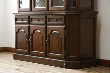 中古　美品　KOSUGA(コスガ)　リージェントハウスシリーズ　上品な佇まいの二段重ねキャビネット(食器棚、キュリオケース、カップボード、飾り棚、戸棚、収納棚)(定価約44万円)(R-082468)