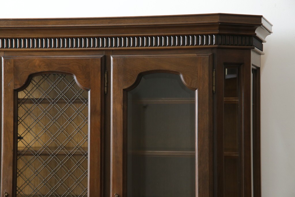 中古　美品　KOSUGA(コスガ)　リージェントハウスシリーズ　上品な佇まいの二段重ねキャビネット(食器棚、キュリオケース、カップボード、飾り棚、戸棚、収納棚)(定価約44万円)(R-082468)