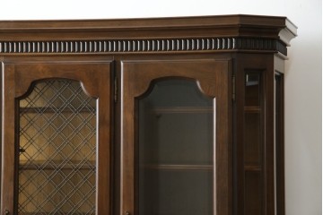 中古　美品　KOSUGA(コスガ)　リージェントハウスシリーズ　上品な佇まいの二段重ねキャビネット(食器棚、キュリオケース、カップボード、飾り棚、戸棚、収納棚)(定価約44万円)(R-082468)