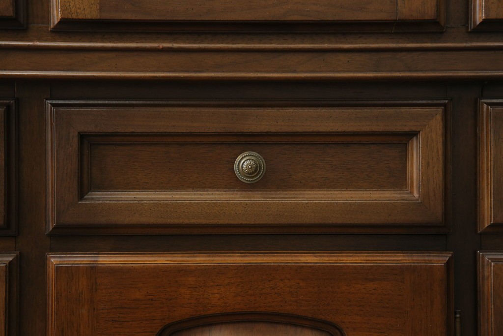 中古　美品　KOSUGA(コスガ)　リージェントハウスシリーズ　上品な佇まいの二段重ねキャビネット(食器棚、キュリオケース、カップボード、飾り棚、戸棚、収納棚)(定価約44万円)(R-082468)