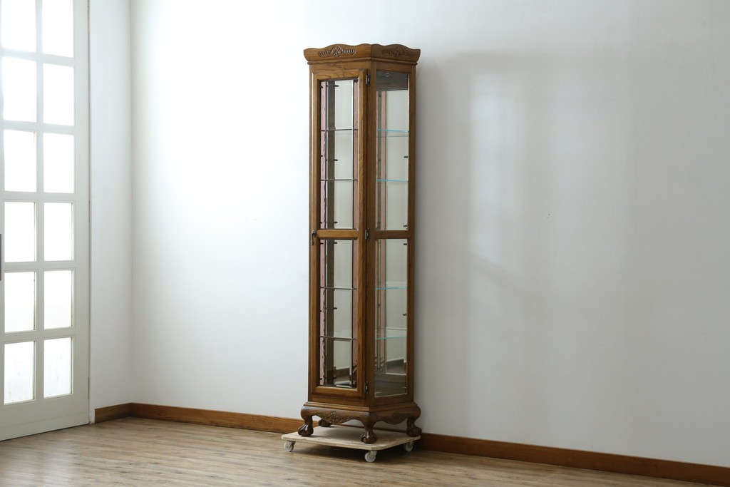 ヨーロッパヴィンテージ　ステンドグラス入り　オーク材　脚付き　エレガントな雰囲気漂う縦型キャビネット　(R-082470)