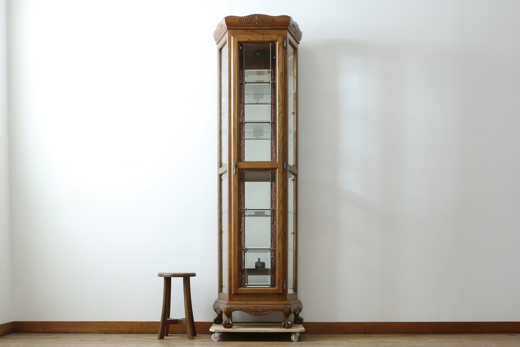 ヨーロッパヴィンテージ　ステンドグラス入り　オーク材　脚付き　エレガントな雰囲気漂う縦型キャビネット　(R-082470)