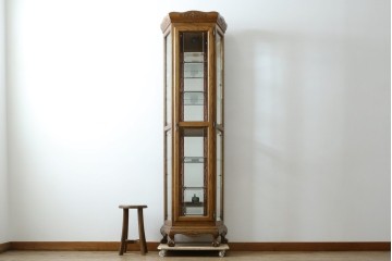 ヨーロッパヴィンテージ　ステンドグラス入り　オーク材　脚付き　エレガントな雰囲気漂う縦型キャビネット　(R-082470)