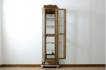 ヨーロッパヴィンテージ　ステンドグラス入り　オーク材　脚付き　エレガントな雰囲気漂う縦型キャビネット　(R-082470)