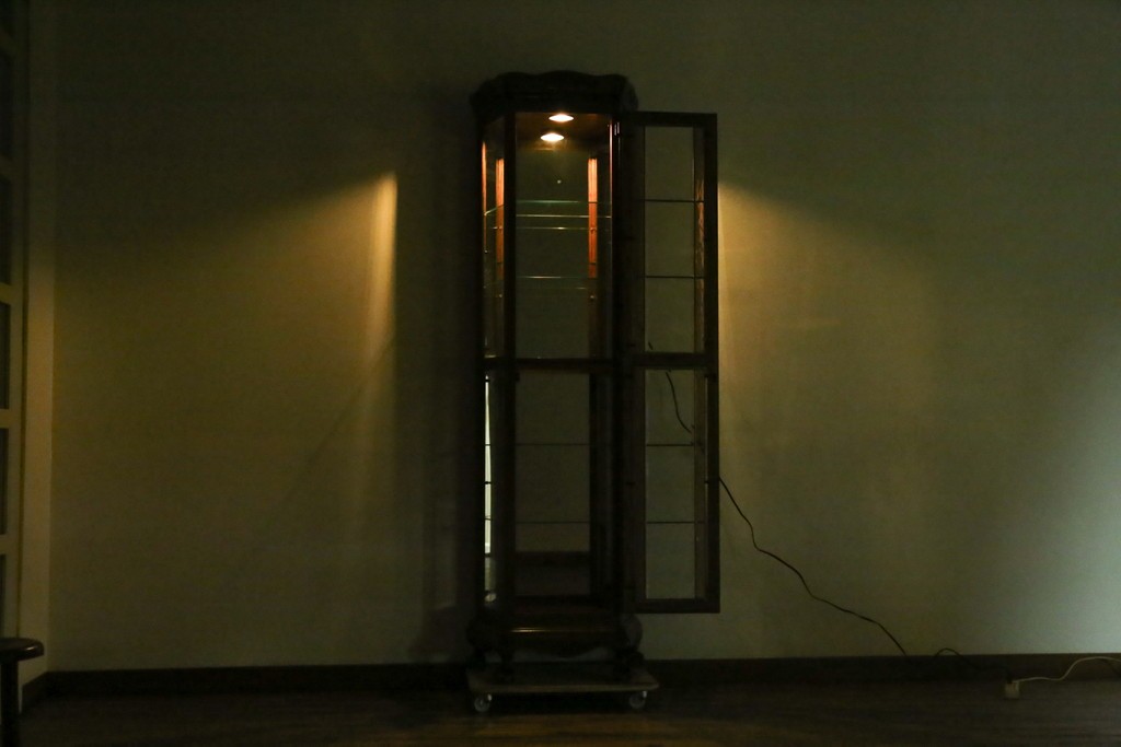 ヨーロッパヴィンテージ　ステンドグラス入り　オーク材　脚付き　エレガントな雰囲気漂う縦型キャビネット　(R-082470)