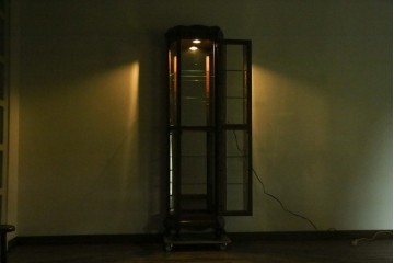 ヨーロッパヴィンテージ　ステンドグラス入り　オーク材　脚付き　エレガントな雰囲気漂う縦型キャビネット　(R-082470)