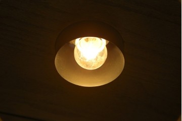 ヨーロッパヴィンテージ　ステンドグラス入り　オーク材　脚付き　エレガントな雰囲気漂う縦型キャビネット　(R-082470)