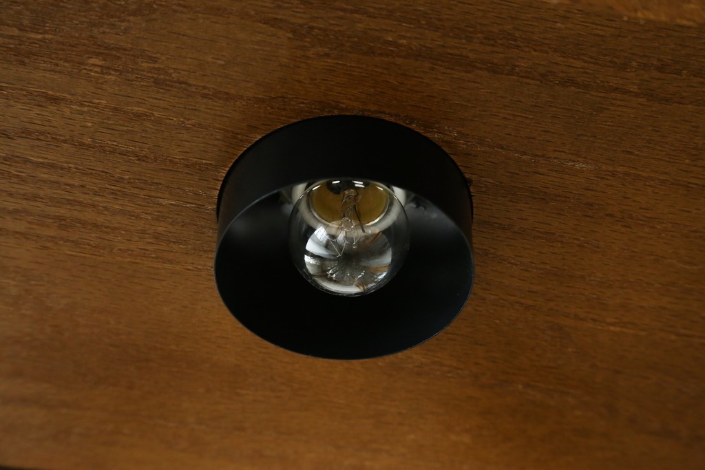 ヨーロッパヴィンテージ　ステンドグラス入り　オーク材　脚付き　エレガントな雰囲気漂う縦型キャビネット　(R-082470)