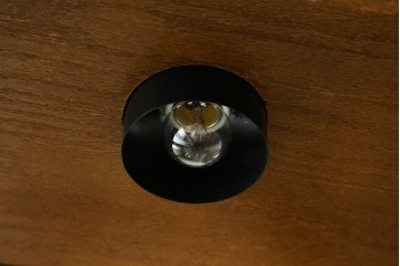 ヨーロッパヴィンテージ　ステンドグラス入り　オーク材　脚付き　エレガントな雰囲気漂う縦型キャビネット　(R-082470)