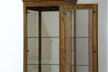 ヨーロッパヴィンテージ　ステンドグラス入り　オーク材　脚付き　エレガントな雰囲気漂う縦型キャビネット　(R-082470)