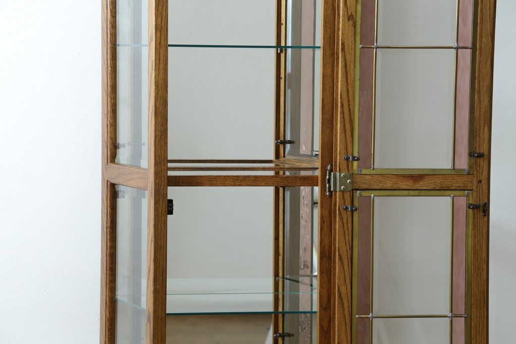 ヨーロッパヴィンテージ　ステンドグラス入り　オーク材　脚付き　エレガントな雰囲気漂う縦型キャビネット　(R-082470)