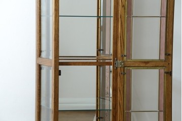 ヨーロッパヴィンテージ　ステンドグラス入り　オーク材　脚付き　エレガントな雰囲気漂う縦型キャビネット　(R-082470)