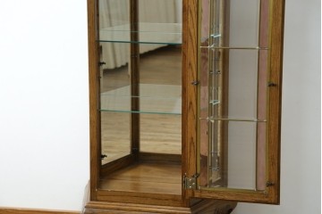 ヨーロッパヴィンテージ　ステンドグラス入り　オーク材　脚付き　エレガントな雰囲気漂う縦型キャビネット　(R-082470)