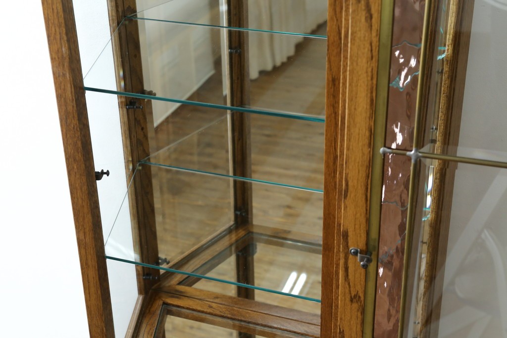 ヨーロッパヴィンテージ　ステンドグラス入り　オーク材　脚付き　エレガントな雰囲気漂う縦型キャビネット　(R-082470)