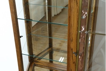 ヨーロッパヴィンテージ　ステンドグラス入り　オーク材　脚付き　エレガントな雰囲気漂う縦型キャビネット　(R-082470)